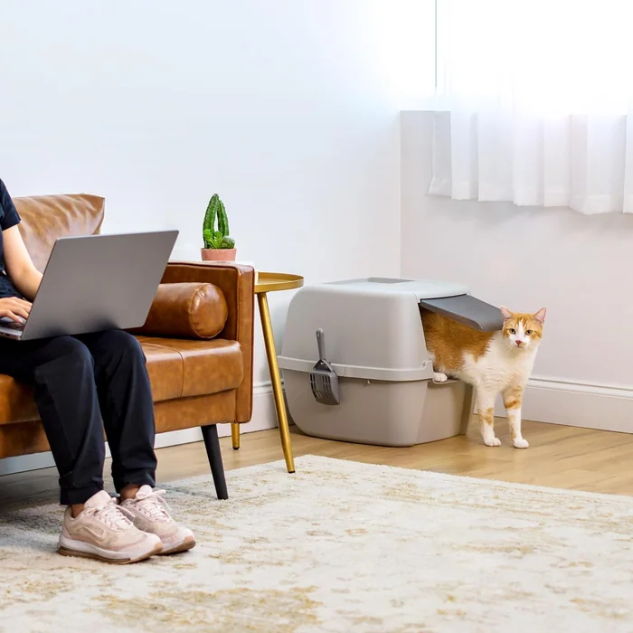 IRIS USA は、フロントドアフラップとスクープ、ハンドルとバックルが付いているキティの箱を覆い、ポータビリティとプライバシー、グレーでジャンボで囲まれました