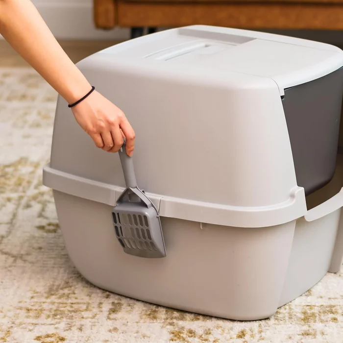 IRIS USA は、フロントドアフラップとスクープ、ハンドルとバックルが付いているキティの箱を覆い、ポータビリティとプライバシー、グレーでジャンボで囲まれました